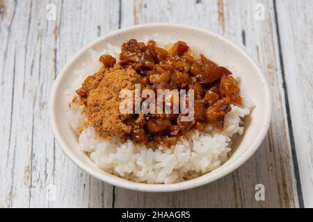 Il maiale brasato al riso è carne macinata servita con sottaceti in cima al riso al vapore, Foto Stock