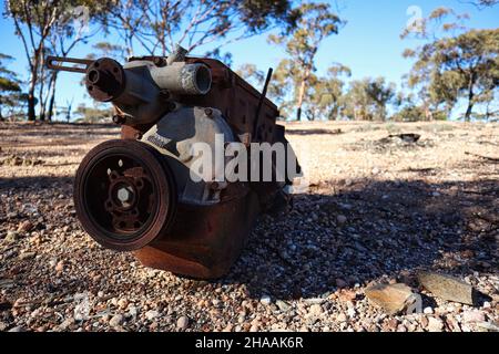Un vecchio blocco motore Rusty nell'Outback Foto Stock