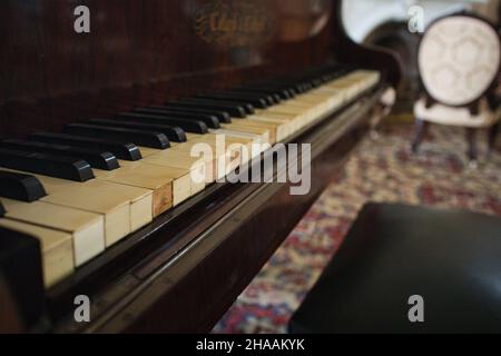 le chiavi di un vecchio pianoforte Foto Stock