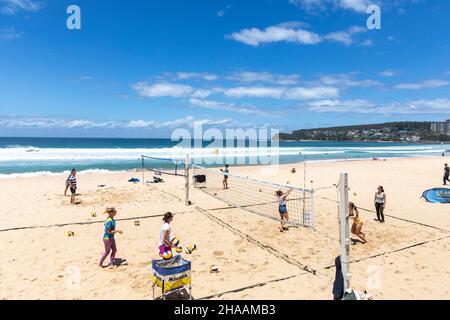 Manly Beach a Sydney, principianti che hanno lezioni di Beach volley sulla sabbia in una giornata estiva, Sydney, Australia Foto Stock