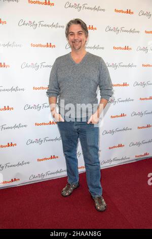 Hollywood, Stati Uniti. 11th Dic 2021. Jeremy Miller partecipa alla Christy's Foundation presenta Christmas Giveaway al Topanga Mall, Los Angeles, CA il 11 dicembre 2021 Credit: Eugene Powers/Alamy Live News Foto Stock