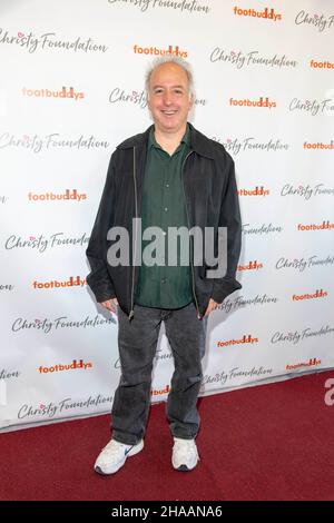 Hollywood, Stati Uniti. 11th Dic 2021. Gary Robinson partecipa alla Christy's Foundation presenta Christmas Giveaway al Topanga Mall, Los Angeles, CA il 11 dicembre 2021 Credit: Eugene Powers/Alamy Live News Foto Stock