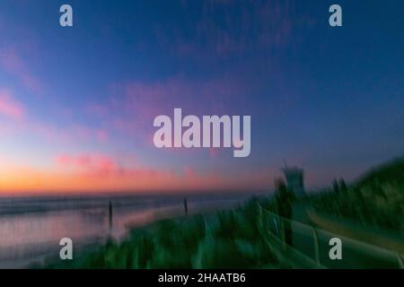 11 dicembre 2021: Il tramonto a la Jolla da Torrey Pines state Beach a San Diego, California, sabato 11th dicembre 2021. Il tramonto è stato bagnato in risplendenti tonalità arancione e rosa (Credit Image: © Rishi DekaZUMA Press Wire) Foto Stock