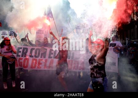 Buenos Aires, Argentina. 11th dicembre 2921. Protesta a Buenos Aires contro il pagamento del debito argentino al Fondo monetario Internazionale. Sotto lo slogan: Il debito è con la gente e non con il Fondo monetario Internazionale. Credit: Nicolas Parodi/Alamy Live News Foto Stock