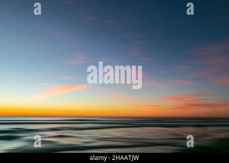 11 dicembre 2021: Il tramonto a la Jolla da Torrey Pines state Beach a San Diego, California, sabato 11th dicembre 2021. Il tramonto è stato bagnato in risplendenti tonalità arancione e rosa (Credit Image: © Rishi DekaZUMA Press Wire) Foto Stock