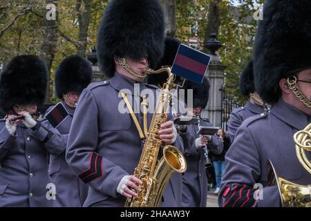 Band delle Guardie Grenadier e delle Guardie Coldstream in esibizione al Lord Mayor’s Show, Victoria Embankment, novembre 2021. Foto Stock