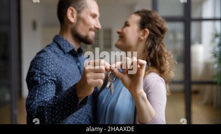 Felice coppia giovane allegra che si sposta in nuova casa Foto Stock