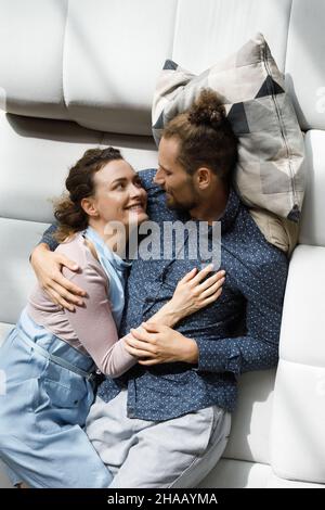 Coppia allegra e rilassata che si gode il tempo libero a casa insieme Foto Stock