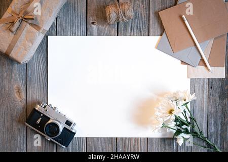 Fondo piatto con fotocamera retrò e lettere su superficie di legno. Foto Stock