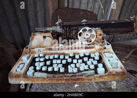 una vecchia macchina da scrivere rotta - vintage Foto Stock