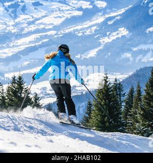 Sci alpino su piste preparate in modo perfetto Foto Stock