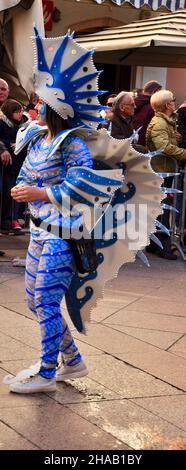 Donne in costume con mare e dettaglio marino in processione carnevale Foto Stock