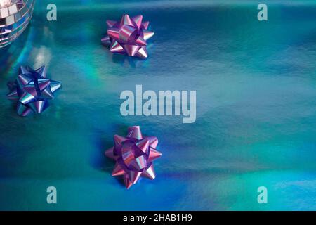 Neon natalizio che illumina lo sfondo con stelle. Sfondo olografico Foto Stock