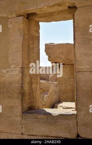 Vista delle rovine dello storico complesso di templi di Karnak (Tebe antiche). Famoso monumento egizio, templi decaduto. Luxor, Egitto Foto Stock