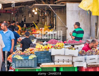 Amman, Giordania - 09.02.2021: Mercato della frutta fresca ad Amman, Jorda. Mercato all'aperto con frutta tropicale in mostra Foto Stock