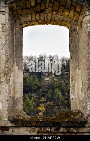 Vista del paesaggio montano attraverso la finestra di una vecchia sinagoga dilapidata. Vecchia pietra. Montagne, foresta, rovine. Rashkov, Moldavia. Selectiv Foto Stock