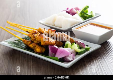 Satay di pollo malese con deliziosa salsa di arachidi. Cibo famoso nel sud-est asiatico. Foto Stock