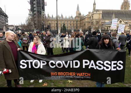 I manifestanti hanno visto tenere una bandiera che dice 'passa covid di arresto' durante la dimostrazione.congiuntamente guidato da Big Brother Watch e Migrant organizzare, I manifestanti si sono riuniti per esprimere il malcontento in relazione al tentativo del governo britannico di rendere i passaporti dei vaccini e altre forme di COVID ID un requisito per gli eventi su larga scala e l'ingresso negli spazi pubblici. Il gruppo cerca di delineare chiaramente la differenza tra i passaporti specifici anti-vaccino e i vaccini, con i quali si identificano con i primi. (Foto di Belinda Jiao/SOPA Images/Sipa USA) Foto Stock