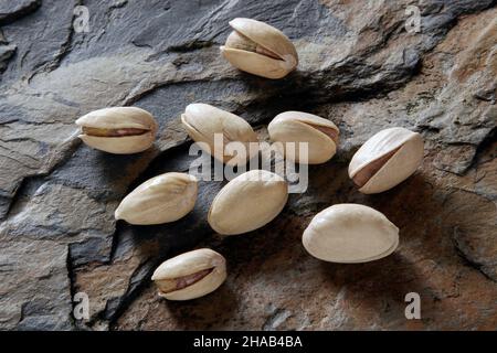 pistacchi dadi da sopra su superficie di pietra Foto Stock