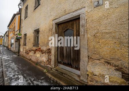 07 dicembre 2021, Baviera, Tännesberg: Una vecchia casa sul mercato di Tännesberg. Foto: Armin Weigel/dpa Foto Stock