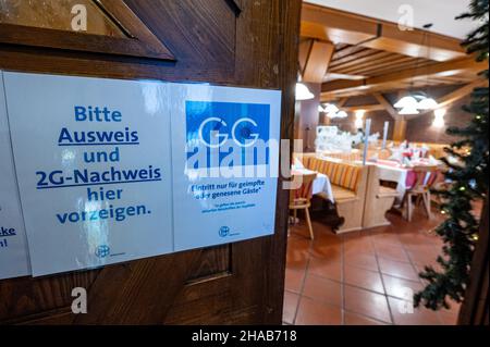 07 dicembre 2021, Baviera, Tännesberg: Si prega di mostrare il documento d'identità e la prova 2G qui è all'ingresso di un ristorante. Foto: Armin Weigel/dpa Foto Stock