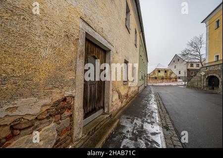 07 dicembre 2021, Baviera, Tännesberg: Una vecchia casa sul mercato di Tännesberg. Foto: Armin Weigel/dpa Foto Stock