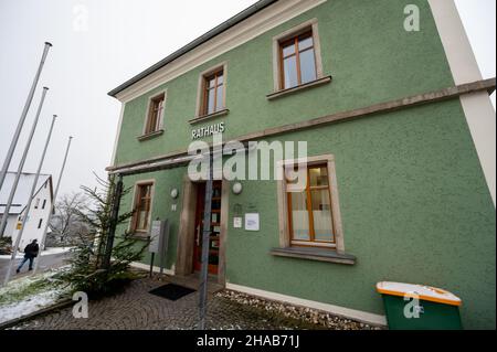 07 dicembre 2021, Baviera, Tännesberg: Il municipio di Tännesberg. Foto: Armin Weigel/dpa Foto Stock