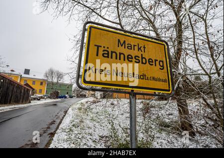 07 dicembre 2021, Baviera, Tännesberg: Il segno della città di Tännesberg. Foto: Armin Weigel/dpa Foto Stock