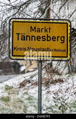 07 dicembre 2021, Baviera, Tännesberg: Il segno della città di Tännesberg. Foto: Armin Weigel/dpa Foto Stock