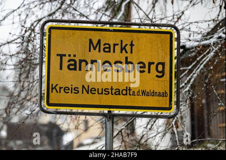 07 dicembre 2021, Baviera, Tännesberg: Il segno della città di Tännesberg. Foto: Armin Weigel/dpa Foto Stock