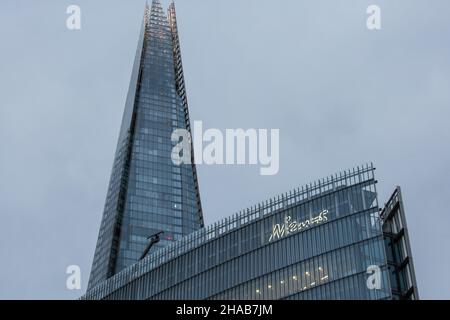 Londra, Regno Unito. 2nd Settembre 2021. Lo Shard è raffigurato dietro un cartello News UK al London Bridge in prima serata. Lo Shard, o Shard of Glass, è un grattacielo di 72 piani progettato dall'architetto Renzo piano. Credit: Mark Kerrison/Alamy Live News Foto Stock