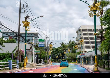 Scena urbana da Patong durante la pandemia del covid-19. Patong è normalmente una delle destinazioni di viaggio più trafficate di Phuket, Thailandia. Foto Stock