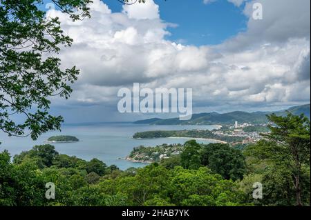 Vista aerea di Phuket a Karon Viewpoint contro Karon e Patong. Phuket è una grande isola e una popolare destinazione di viaggio nel sud della Thailandia. Foto Stock