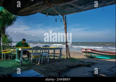 Ristorante a Sam Roi Yot Beach e Dolphin Bay a sud di Hua Hin in Prachuap Khiri Khan Provincia di Thailandia Foto Stock