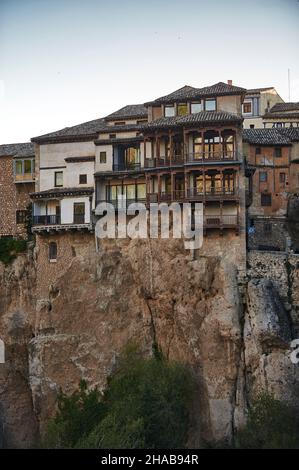 27 aprile 2012, una vista delle case medievali pensili costruite sul bordo della scogliera, nella città di Cuenca, Spagna. Foto Stock