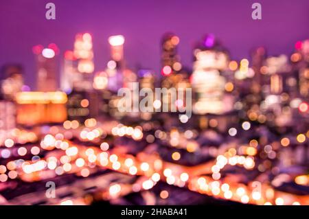 Filtro bokeh dello skyline di Singapore dall'alto durante l'ora blu - paesaggio urbano asiatico moderno con spettacolare panorama notturno Foto Stock