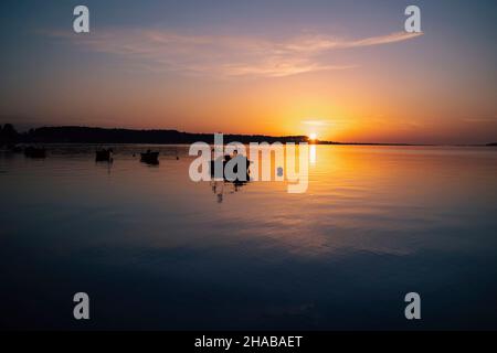 Sagome di barche da pesca vicino al lungomare sul fiume Minho a un bellissimo tramonto. Foto Stock