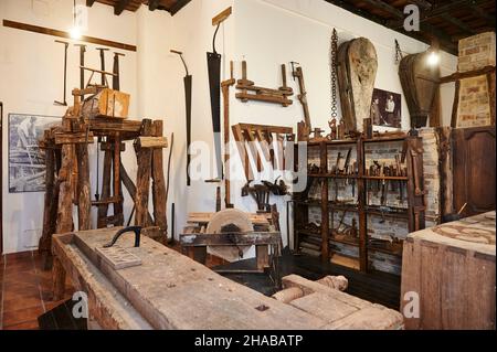 Vecchia bottega di carpenteria nel museo etnografico Atziniega, Artziniega, Alava, Paesi Baschi, Euskadi, Euskal Herria, Spagna, Europa Foto Stock