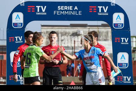 Eleonora Goldoni (16) Napoli Femminile Deborah Salvatori Rinaldi (9) Pomigliano Calcio Femminile durante il Calcio Italiano Seria A Women 2021/2022 match between Pomigliano Femminile vs Napoli Femminile il 11 dicembre 2021 allo Stadio Ugo Gobbato di Pomigliano Italia Foto Stock