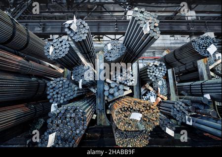 Magazzino in metallo laminato. Molte confezioni di barre metalliche sui ripiani Foto Stock