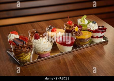 Dessert in tazza e vassoio per la festa Foto Stock