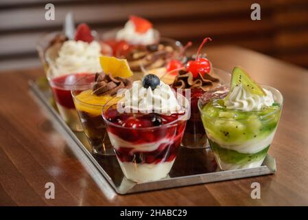 Dessert in tazza e vassoio per la festa Foto Stock