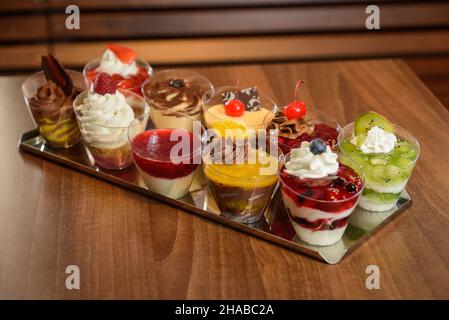 Dessert in tazza e vassoio per la festa Foto Stock