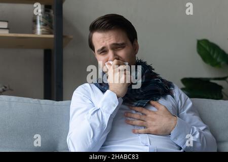 Tosse malata dell'uomo malsana che ha sintomi di polmonite Foto Stock