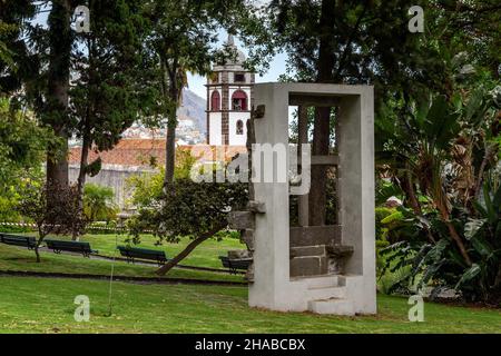 FUNCHAL, PORTOGALLO - 25 AGOSTO 2021: Questo è il parco tropicale del Museo Quinta das Cruzes con mostra di frammenti architettonici di vecchia città Foto Stock