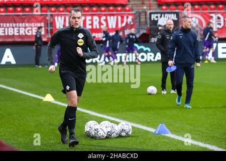 Enschede, Paesi Bassi. 12th Dic 2021. ENSCHEDE, PAESI BASSI - DICEMBRE 12: Assistente arbitro Rogier Honig durante la partita olandese Erevisionie tra FC Twente e RKC Waalwijk a Grolsch teste il 12 Dicembre 2021 a Enschede, Paesi Bassi (Foto di Marcel ter Bals/Orange Pictures) Credit: Orange Pics BV/Alamy Live News Foto Stock