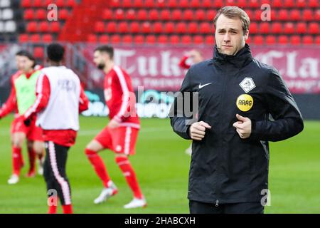 Enschede, Paesi Bassi. 12th Dic 2021. ENSCHEDE, PAESI BASSI - DICEMBRE 12: Assistente arbitro Mark Janssen durante la partita olandese Erevisionie tra FC Twente e RKC Waalwijk a Grolsch Veste il 12 Dicembre 2021 a Enschede, Paesi Bassi (Foto di Marcel ter Bals/Orange Pictures) Credit: Orange Pics BV/Alamy Live News Foto Stock