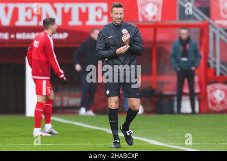 Enschede, Paesi Bassi. 12th Dic 2021. ENSCHEDE, PAESI BASSI - DICEMBRE 12: Arbitro Pol van Boekel durante la partita olandese Eredivie tra FC Twente e RKC Waalwijk a Grolsch teste il 12 Dicembre 2021 a Enschede, Paesi Bassi (Foto di Marcel ter Bals/Orange Pictures) Credit: Orange Pics BV/Alamy Live News Foto Stock