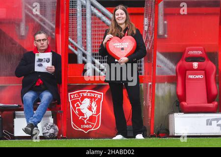 Enschede, Paesi Bassi. 12th Dic 2021. ENSCHEDE, PAESI BASSI - DICEMBRE 12: Un segno di Hart van Twente durante la partita olandese Eredivie tra FC Twente e RKC Waalwijk a Grolsch teste il 12 Dicembre 2021 a Enschede, Paesi Bassi (Foto di Marcel ter Bals/Orange Pictures) Credit: Orange Pics BV/Alamy Live News Foto Stock