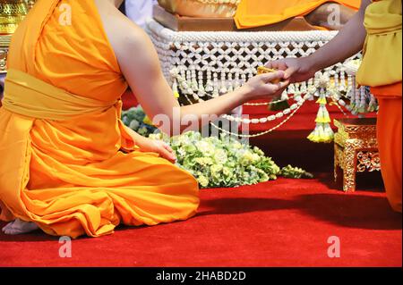 Bangkok, Tailandia. 12th Dic 2021. Monaci e persone buddisti salutano il passaggio del venerato monaco Somdet Phra Maha Ratchamangalacharn, aka Somdet Chuang, abate di Wat Paknam Phasi Charoen, ex-operatrice per conto del Patriarca Supremo della Thailandia, a Wat Paknam Phasi Charoen. (Credit Image: © Adirach Toumlamoon/Pacific Press via ZUMA Press Wire) Foto Stock